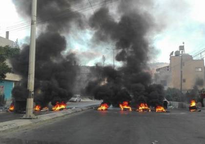 شبان يغلقون "شارع القدس" في نابلس ويطلقون النار في الهواء