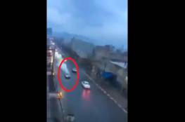 فيديو| لقطات مروعّة لبرق يضرب سيارة في المغرب