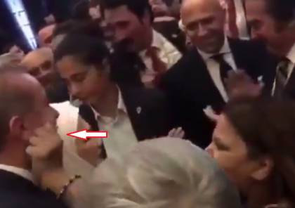 فيديو: ماذا فعلت مُطربة تركية بـ”خَدّ” أردوغان!؟