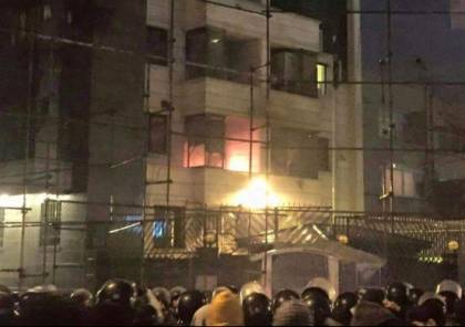 ناشطون: متظاهرون يحرقون القنصلية السعودية في مشهد