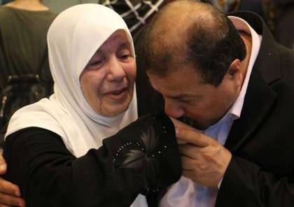 مشاهد مؤثرة.. مبعد فلسطيني يلتقي بوالدته بعد 17 عاما من الفراق