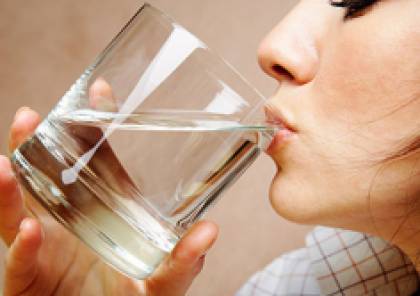 9 فوائد صحية لتناول الماء الدافىء مع الليمون في الصباح