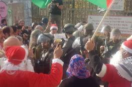 جيش الاحتلال يقمع مسيرة بابا نويل في بيت لحم