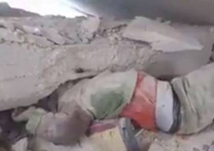 فيديو: مشهد مؤثر لطفل سوري يبكي تحت الأنقاض