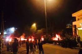 احتجاجاً على احداث رام الله ..فيديو ..شبان من "الدهيشة" يهاجمون الشرطة بالزجاجات الحارقة