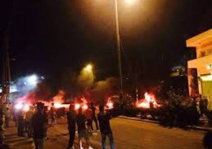 احتجاجاً على احداث رام الله ..فيديو ..شبان من "الدهيشة" يهاجمون الشرطة بالزجاجات الحارقة