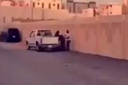 شاهد: فيديو لشاب يضرب والديه المسنَّين يهزُّ السعوديين
