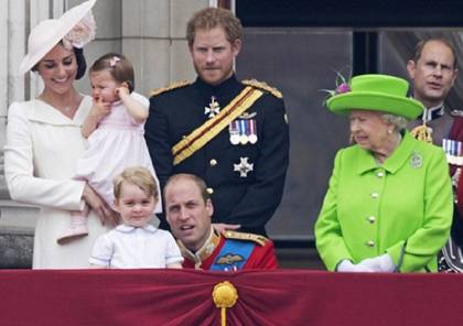 ملكة بريطانيا "تنهر" حفيدها أمام الآلاف.. فماذا فعل؟ (فيديو)