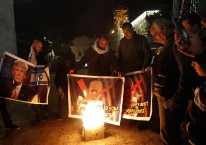 متظاهرون في القاهرة يحرقون العلم الإسرائيلي