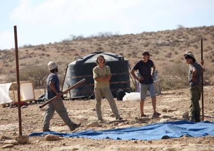 مستوطنون ينصبون خيمة وخزانات مياه فوق اراضي جالود