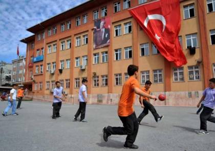 "قبلة مدرسية" تقود طفلا إلى السجن في تركيا!