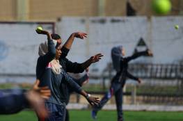 "السوفت بول" .. رياضة نسوية تخترق القيود في قطاع غزة المحاصر