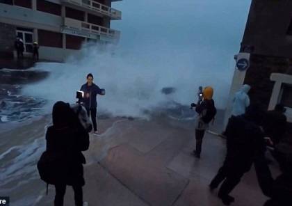 شاهد الفيديو: عاصفة تُسقط مذيعة طقس مباشرة على الهواء!