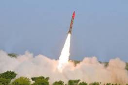 إيران تكشف عن صاروخ باليستي جديد مداه 2000 كم