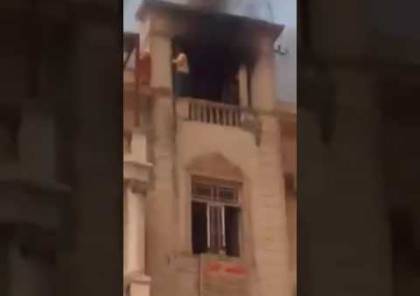 فيديو:  لحظة سقوط سيدة أثناء محاولة انقاذها من حريق بالقاهرة 