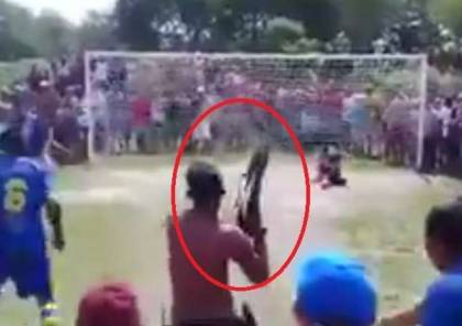 بالفيديو.. لاعب ينفذ ركلة جزاء تحت تهديد السلاح!