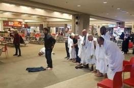 معتمرون بملابس الاحرام في مطار "بن غوريون"