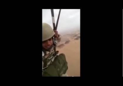بالفيديو.. مقطع مضحك جدا لجندي سعودي أثناء هبوطه بالمظلة في اليمن