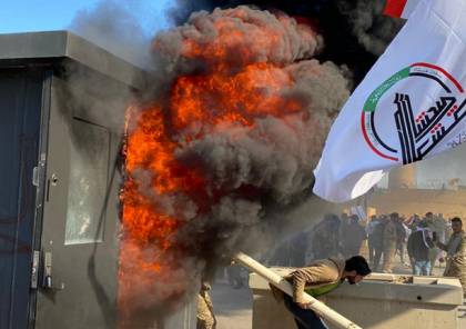 فيديو ..عشرات الجرحى في اقتحام الاف العراقيين السفارة الاميركية في بغداد 