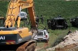 الخليل: قوات الاحتلال تجرف أراضي زراعية 