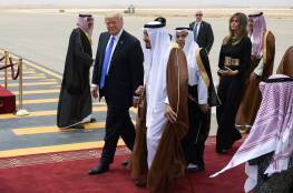 صور: ترامب يصل الرياض برفقة زوجته التي ارتدت زياً شبيهاً بـ"العباءة الخليجية" 