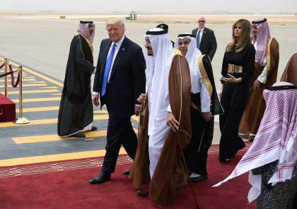 صور: ترامب يصل الرياض برفقة زوجته التي ارتدت زياً شبيهاً بـ"العباءة الخليجية" 