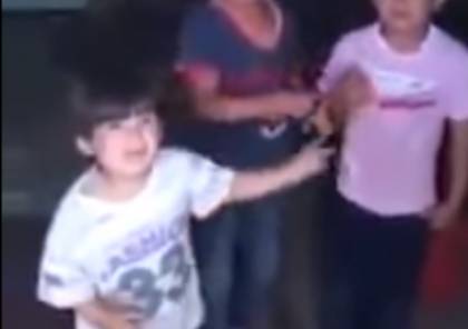 "الفيديو المرعب".. شاب لبناني يهدد 3 أطفال من اللاجئين السوريين بقطع رؤوسهم
