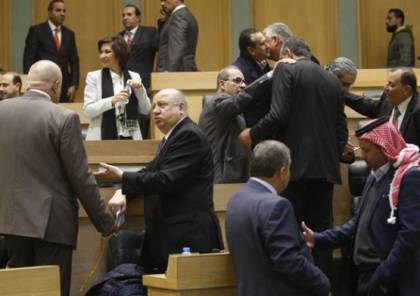 فيديو.. الاردن: توتر شديد وانسحابات في مجلس النواب على إثر حادثة السفارة الاسرائيلية
