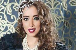 شاهد.. سقوط فستان فنانة يمنية في حفل زفافها