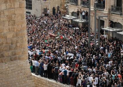 عشرات الاف الفلسطينيين يشيعون الشهيدة الاعلامية " شيرين ابو عاقلة" 