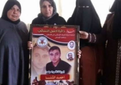 الاحتلال يحتجز والدة الأسير أحمد الشنا على “إيرز”