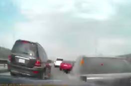 فيديو.. حادث مروع يقلب عدة سيارات على ظهورها