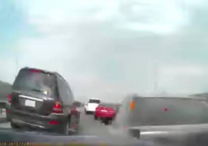 فيديو.. حادث مروع يقلب عدة سيارات على ظهورها