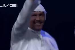 شاهد: تصرّف غير متوقع من الفنان السعودي محمد عبده خلال حفل في جدّة!