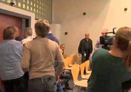 هولندي يقذف قاضية بكرسي بعدما نطقت بالحكم على قاتل ابنته
