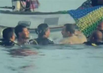 بالفيديو: أحمد السقا ينهال بالضرب على طاقم "رامز قرش البحر"