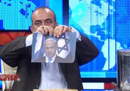 فيديو: اعلامي تركي يمزق ويحرق صورة نتنياهو ردا على حرقه وثيقة حماس
