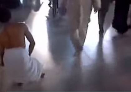 حاج مبتور القدمين يطوف على يد واحدة في مكة (فيديو)