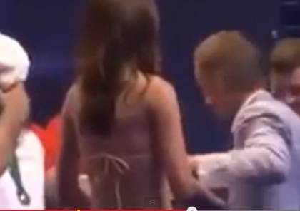 بالفيديو… بطل مسلم "روسي" يغض البصر عن فتاة شبه عارية أثناء تتويجه