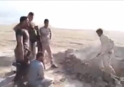 جنود عراقيون يعدمون مدنيا بالموصل بعد حفر قبره