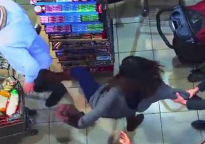 فيديو : لبنانية تهاجم رجلا اعتدى على زوجته