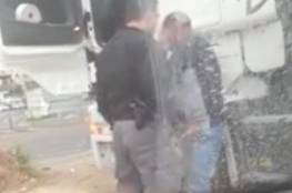 فيديو صادم: شرطي اسرائيلي يعتدي بالضرب على مسن مقدسي وشاب بطريقة مهينة