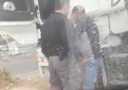 فيديو صادم: شرطي اسرائيلي يعتدي بالضرب على مسن مقدسي وشاب بطريقة مهينة