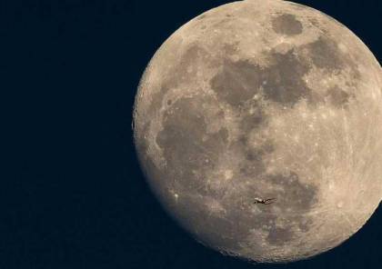 علماء يكتشفون "مظاهر حياة" على سطح القمر