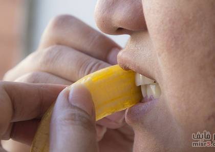 بالصور : طريقة تبيض الأسنان بقشر الموز “طريقة يابانية مبتكرة”