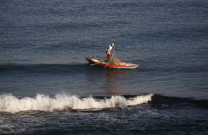 صيادوا غزة يعرضون بضاعتهم من السمك