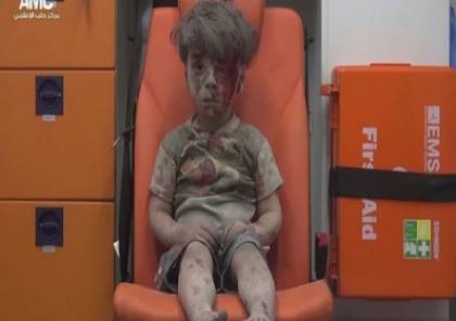 فيديو وصور : صورة مؤثرة لطفل سوري تجتاح الإنترنت و تبكي العالم