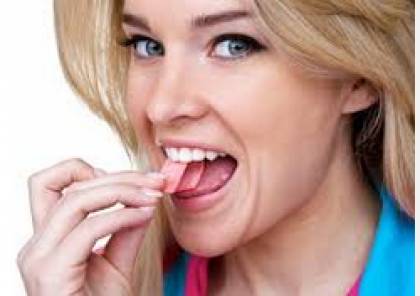 اللبان "العلكة" مفيد في تنظيف الأسنان كالفرشاة
