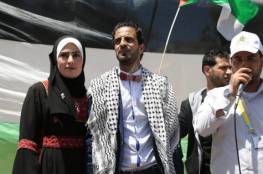 عروسان يعقدان قرانهما في خيمة التضامن مع الأسرى في غزة