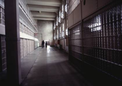 تقرير إسرائيلي عن واقع سجونها: غرف اعتقال مكتظة وظروف غير محتملة